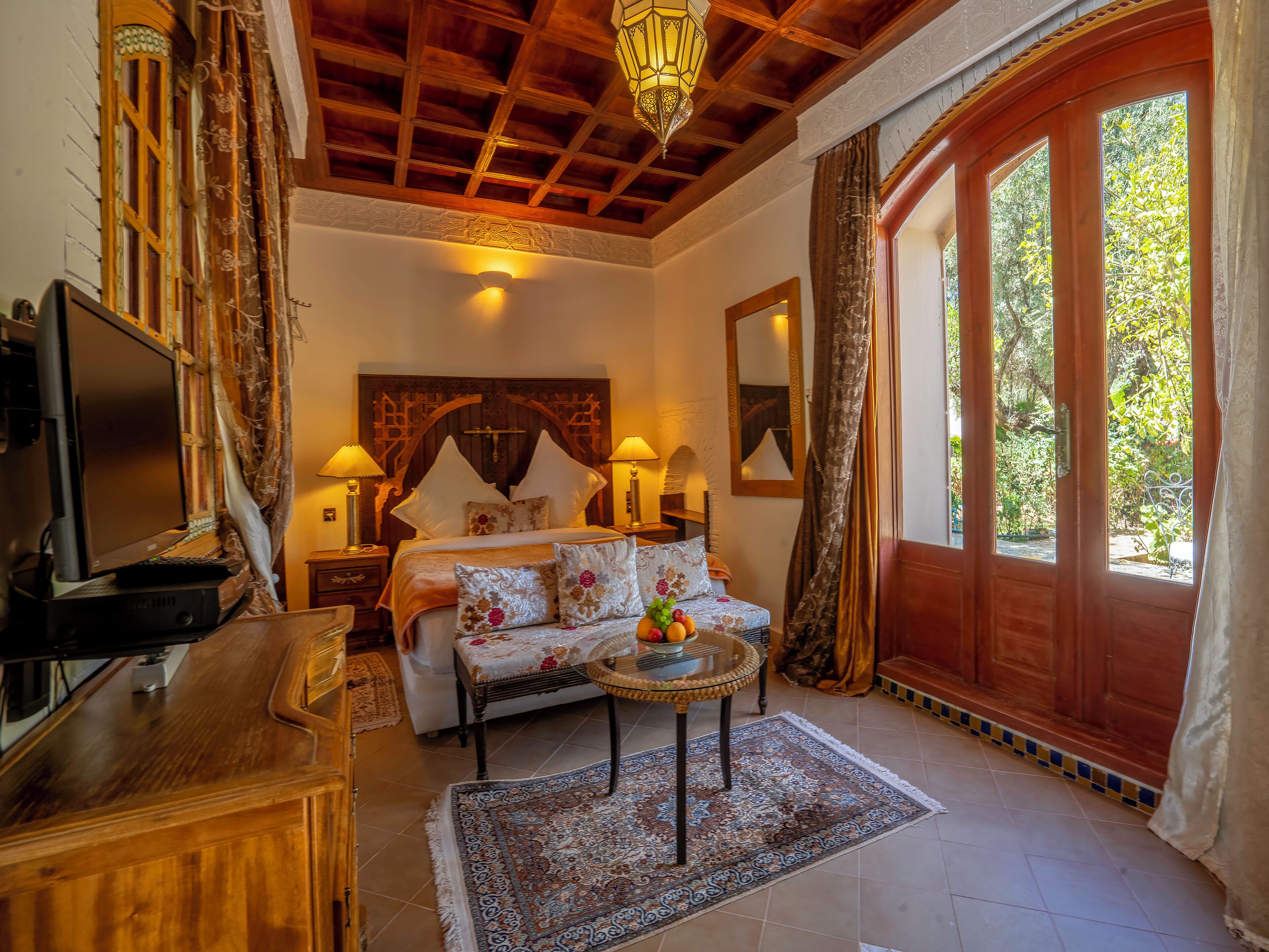 Una sala de estar acogedora con un sofá, una mesa de centro y un televisor sobre un mueble de madera.