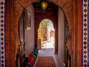 Kahden hengen deluxe-huone | Tallelokero huoneessa, yksilöllisesti kalustettu, pimennysverhot