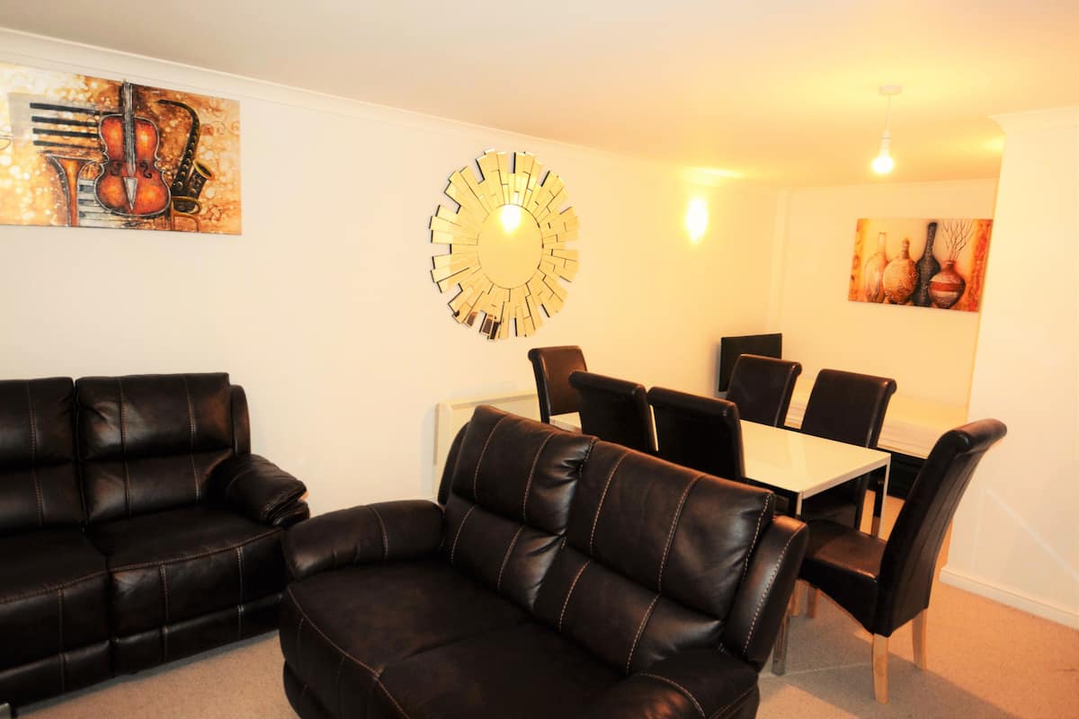 Deluxe Apartment, 2 Bedrooms (Meridian Place ) | Soundproofing, iron/ironing board, rollaway beds (surcharge)