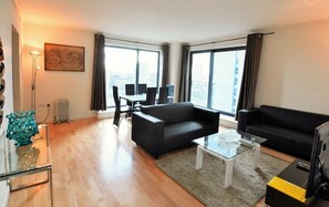 Departamento, 1 habitación | Sala de estar | Televisión de plasma 