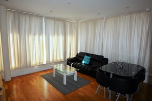 Apartamento, 2 quartos (Penthouse) | Quartos à prova de som, ferros/tábuas de passar roupa