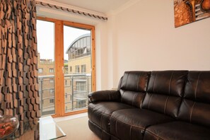 Departamento Deluxe, 2 habitaciones (Meridian Place ) | Insonorización, tabla de planchar con plancha y camas extra 