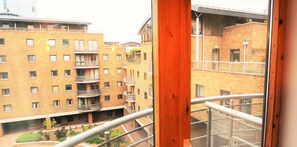 Departamento Deluxe, 2 habitaciones (Meridian Place ) | Insonorización, tabla de planchar con plancha y camas extra 