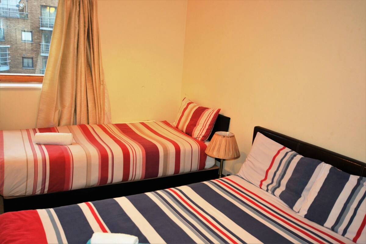 Departamento superior, 2 habitaciones | Insonorización, tabla de planchar con plancha y camas extra