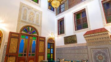 Se sirven desayunos, almuerzos y cenas; cocina marroquí