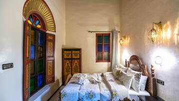 Decoración personalizada, muebles diferentes y cortinas blackout