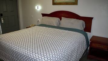 Quarto, 1 cama King | Cortinas blackout, quartos à prova de som, ferros/tábuas de passar roupa