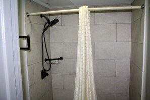 Combined shower/bathtub, free toiletries, hair dryer, towels