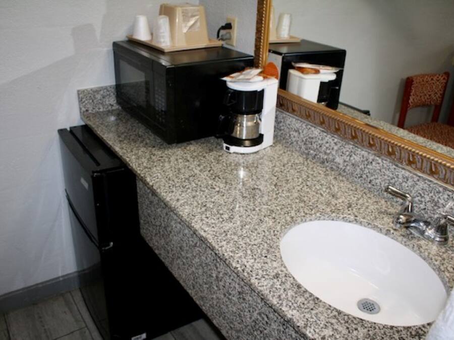 Combined shower/bathtub, free toiletries, hair dryer, towels