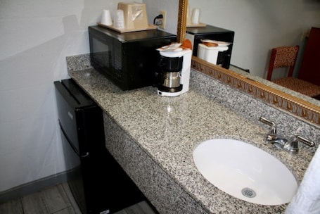 Duschwanne, kostenlose Toilettenartikel, Haartrockner, Handtücher. Budget Inn Jonesboro
