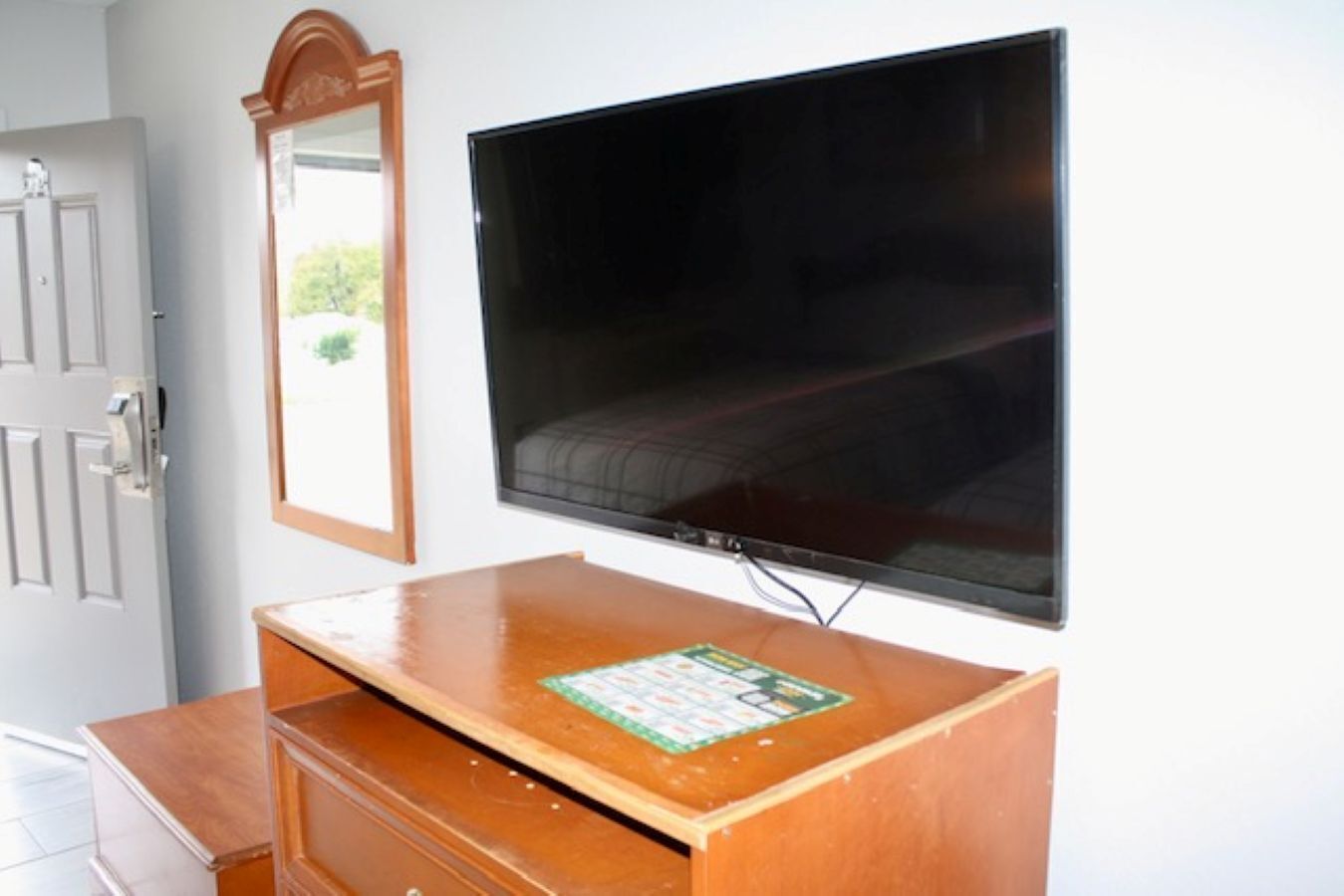 Room, 1 King Bed | Blackout drapes, soundproofing, iron/ironing board, free WiFi