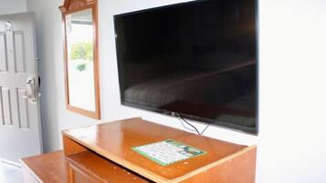 Room, 1 King Bed | Blackout drapes, soundproofing, iron/ironing board, free WiFi