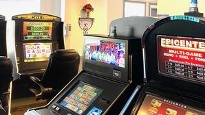 Un casino doté de machines à sous et d’un espace dédié aux jeux de table.