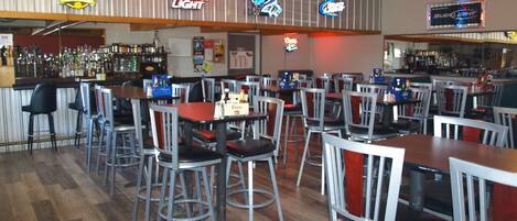 Serves breakfast, lunch, and dinner