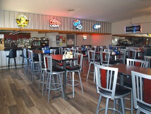 Serves breakfast, lunch, and dinner - Yellowstone River Inn (Glendive)
