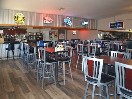 Serves breakfast, lunch, and dinner