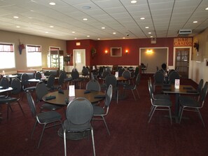 Breakfast, lunch, dinner served; American cuisine  - Yellowstone River Inn (Glendive)