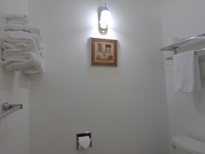 Ensemble douche/baignoire, sèche-cheveux