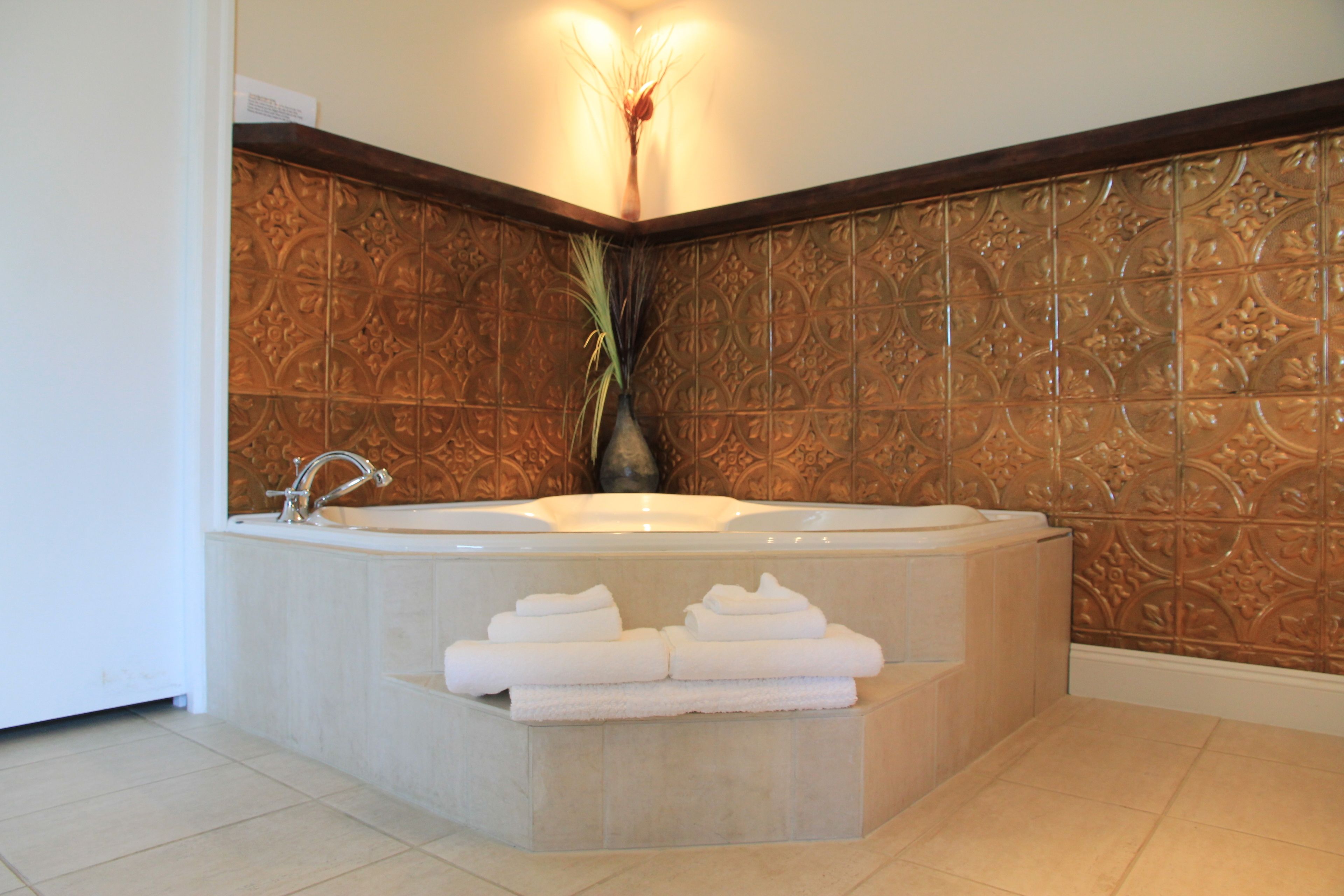executive suite, 1 king bed, jetted tub | jetted bathtub