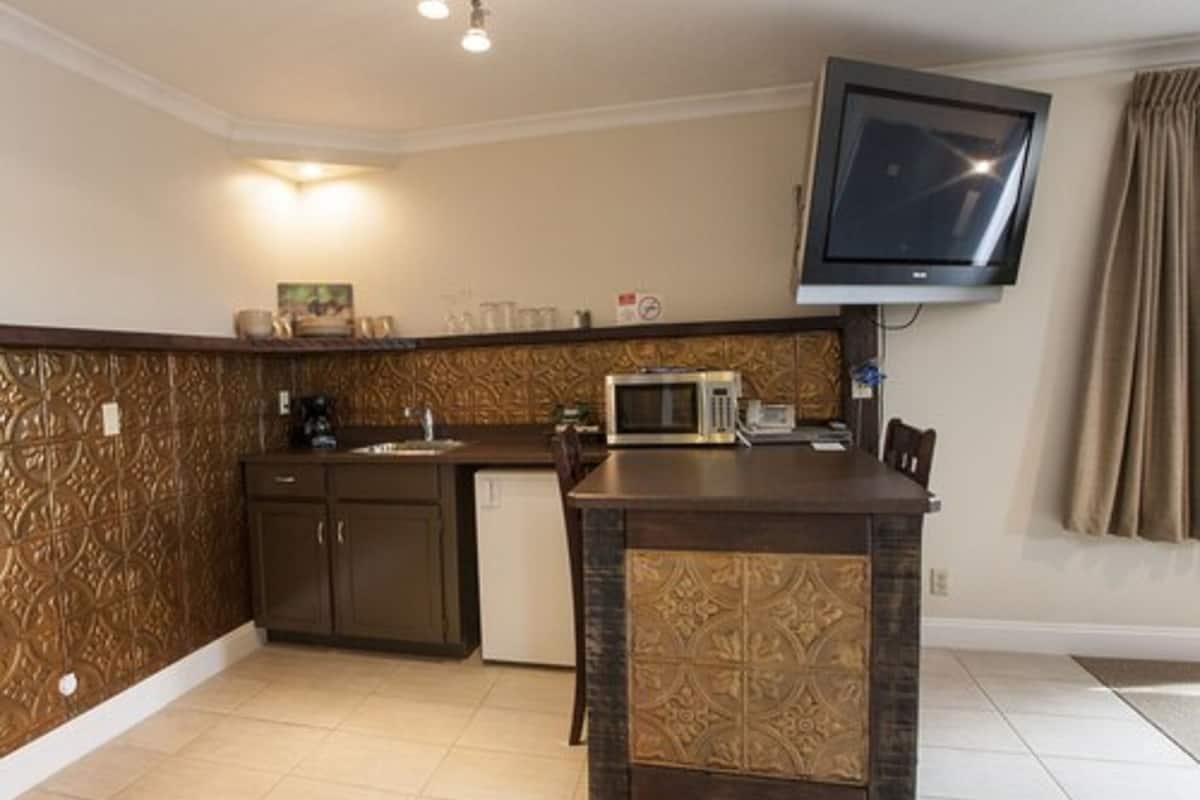 executive suite, 1 king bed, jetted tub | private kitchenette | fridge, microwave, coffee/tea maker, electric kettle