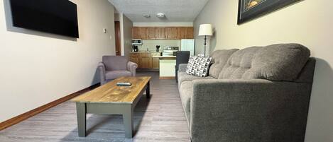 Suite – deluxe, 2 dobbeltsenger, kjøkken | Oppholdsområde | En 51-tommers plasma-TV med kabel-kanaler samt TV