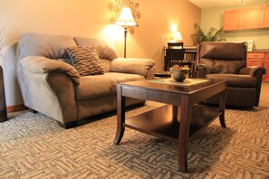 Suite exécutive, 1 très grand lit (Contemporary) | Salle de séjour | Téléviseur au plasma de 51 po avec télévision par câble, téléviseur