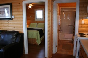 Pillowtop beds, iron/ironing board, free WiFi, bed sheets - Burnt Cape Cabins (Raleigh)