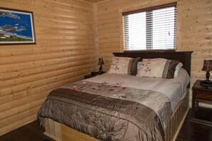 Vacation Home, 3 Bedrooms | Camas com colchões pillow-top, ferros/tábuas de passar roupa