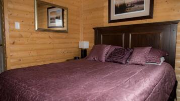 Vacation Home, 3 Bedrooms | Senge med topmadrasser, strygejern/strygebræt, gratis Wi-Fi, sengetøj