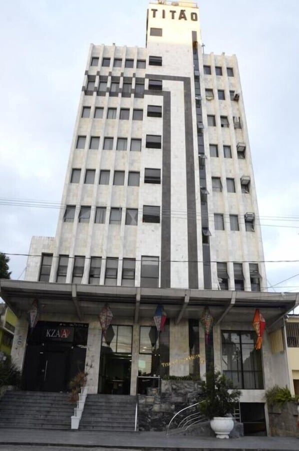 A tall building with a sign reading "TITÃO" at the top.