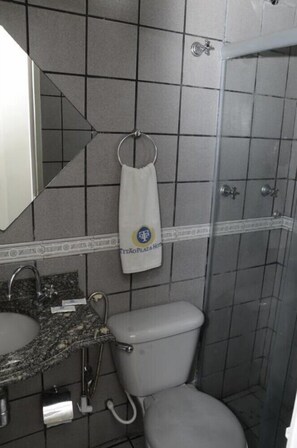 Regadera, amenidades de baño gratuitas, bidet, toallas
