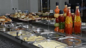 A buffet with various food items and condiments. - Titao Plaza Hotel (Campina Grande)