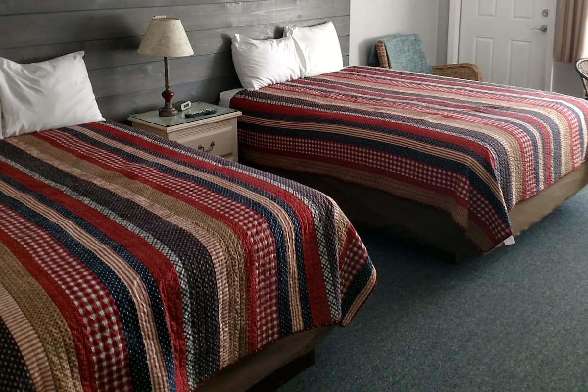 Queen and Double 103 | Decoración personalizada, muebles diferentes y cortinas blackout