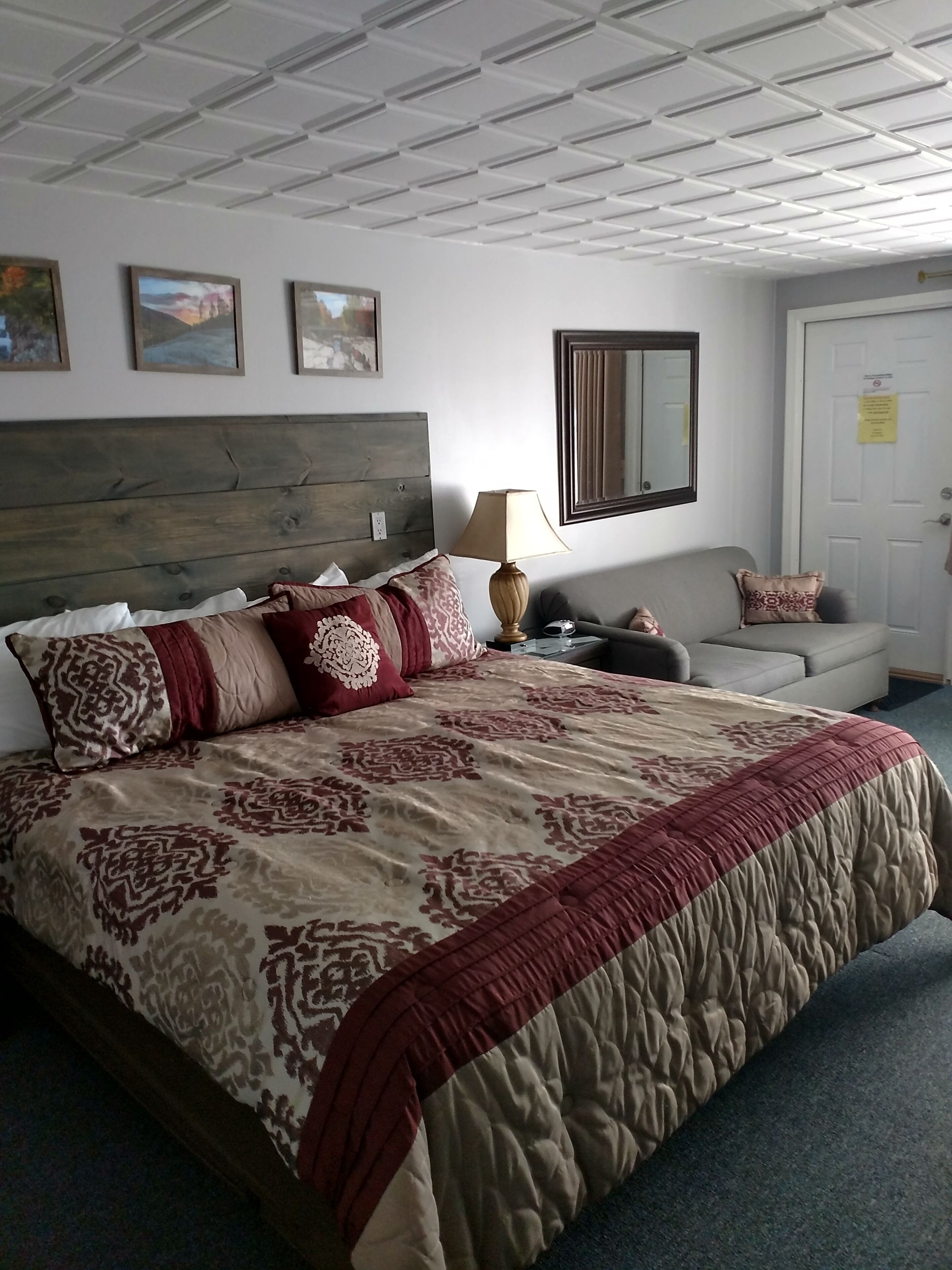 Habitación doble de uso individual | Decoración personalizada, muebles diferentes y cortinas blackout 