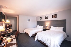 بديكورات فريدة لكل غرفة وطراز فريد لكل وحدة وستائر تعتيم ومكواة/لوح كي