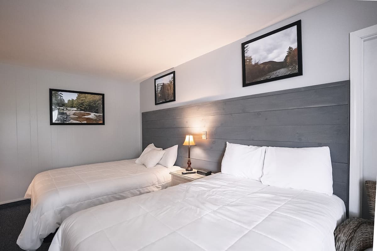 Queen and Double 204 | Decoración personalizada, muebles diferentes y cortinas blackout