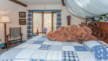 1 bedroom, premium bedding, desk, soundproofing