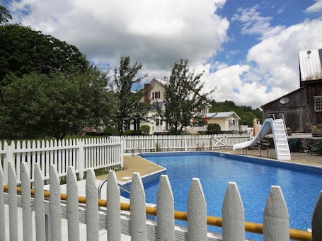 Una piscina al aire libre de temporada