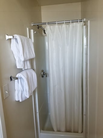 Doppia Standard, 2 letti matrimoniali | Bagno | Doccia, set di cortesia gratuito, asciugacapelli, asciugamani. Lido Hotel