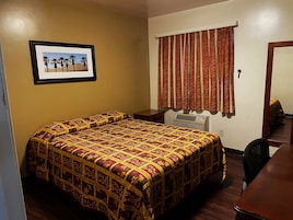 Habitación estándar, 1 cama de matrimonio | Escritorio, tabla de planchar con plancha, ropa de cama