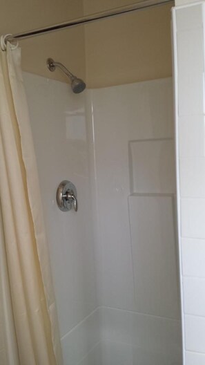 Shower, free toiletries, hair dryer, towels - Lido Hotel (Huntington Park)