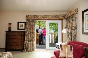 Deluxe Studio Suite | Premium bedding, pillowtop beds, blackout drapes, iron/ironing board