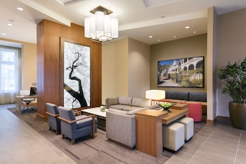 Sitting area in hotel lobby at Hyatt Place Charleston/Historic District