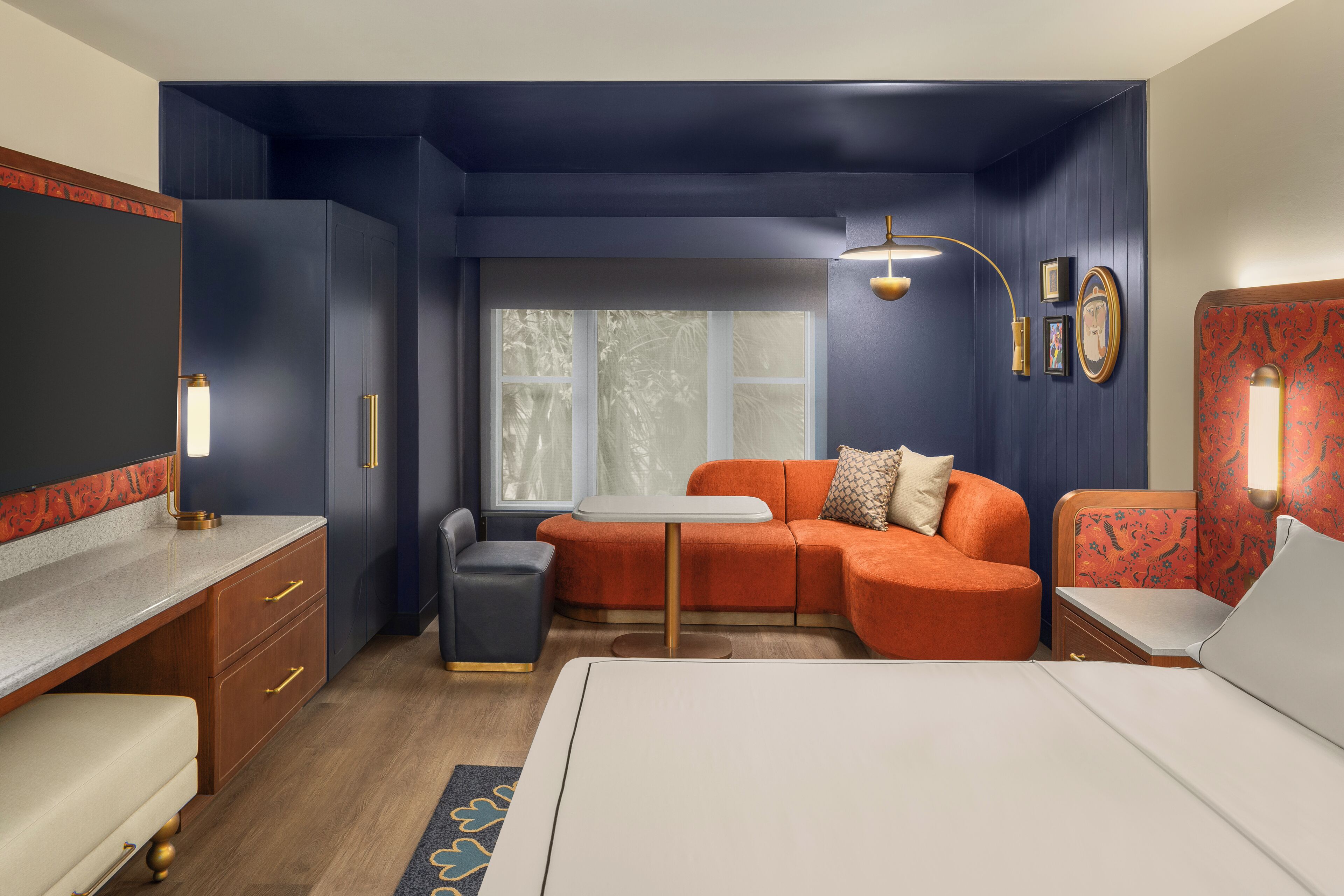 Schreibtisch, laptopgeeigneter Arbeitsplatz, Bügeleisen/Bügelbrett