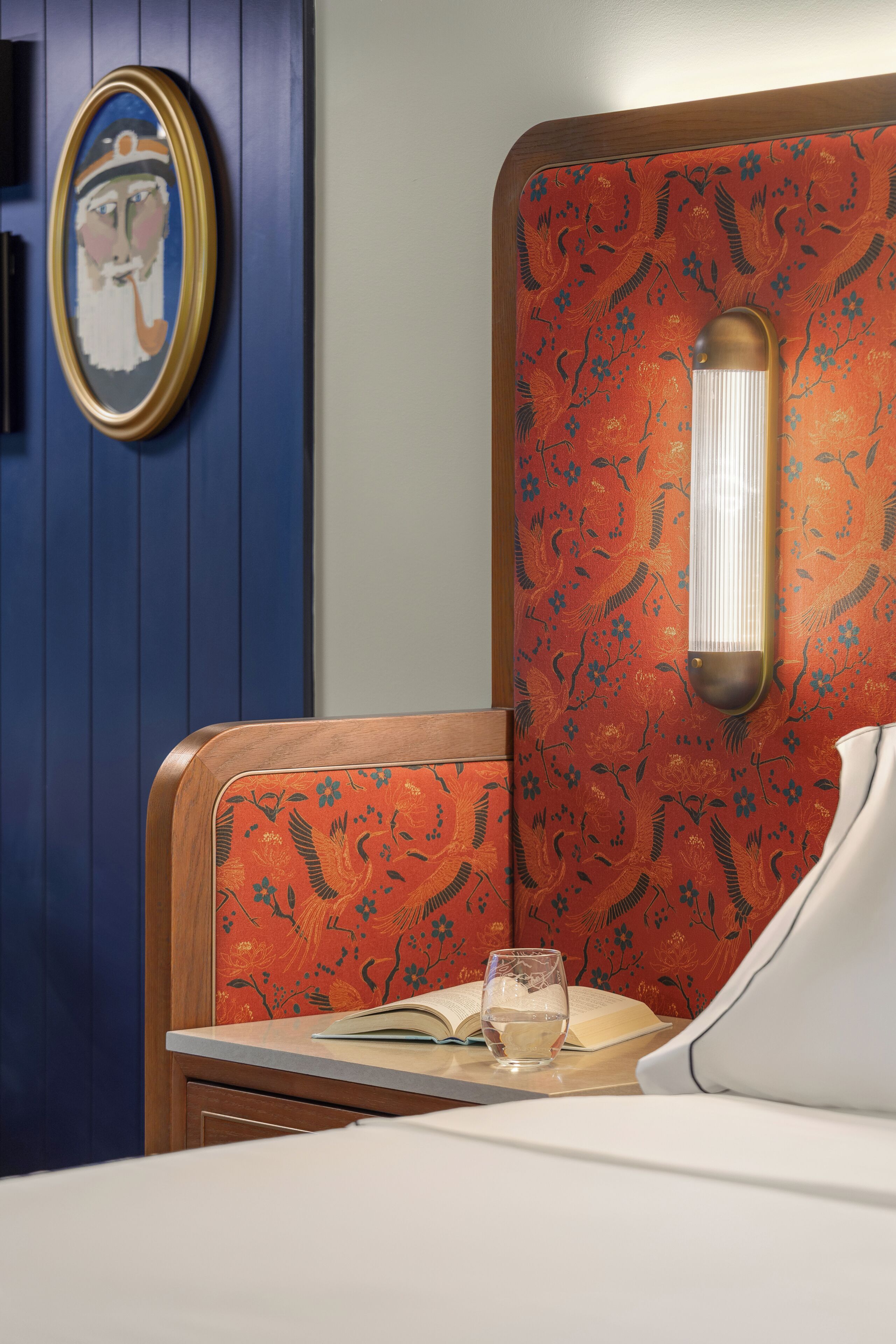 Schreibtisch, laptopgeeigneter Arbeitsplatz, Bügeleisen/Bügelbrett