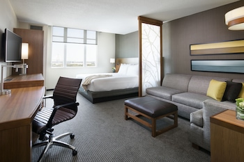 Desk, laptop workspace, iron/ironing board, free cribs/infant beds at Hyatt Place Charleston/Historic District