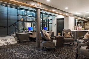 2 bars/lounges