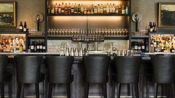 2 Bars/Lounges