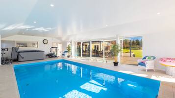 Indoor pool, sun loungers