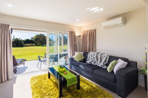 Villa | Zona de estar | Una televisión de pantalla plana, Netflix, servicios de streaming